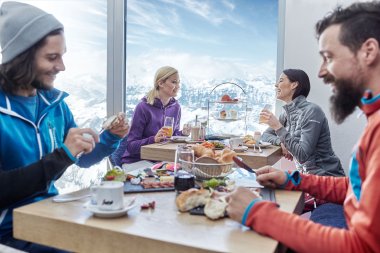 Frühstück im Gipfelrestaurant auf 3,029 m Seehöhe | © Kitzsteinhorn