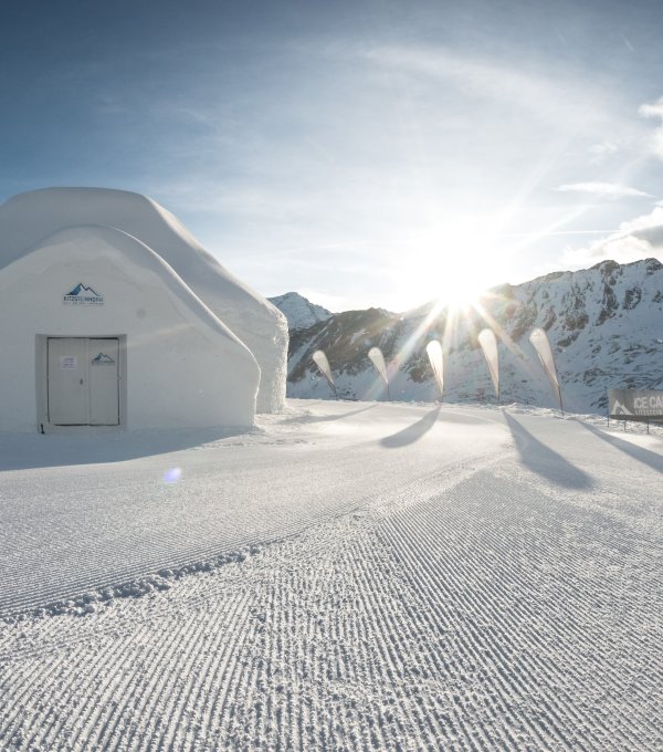 Igloo made of snow and ice on the glacier in Zell am See-Kaprun | © Kitzsteinhorn